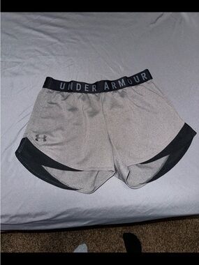 Under Armour Gray & Black Gym / Athletic Shorts Size Medium